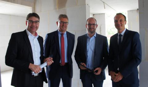 Übergabe des Förderbescheides Bildunterschrift: (von links nach rechts) Thomas Hirsch (Oberbürgermeister der Stadt Landau), Ulrich Dexheimer (ISB), Stephan Ruppert (MR Wohnbau Landau GmbH), Finanzstaatssekretär Dr. Stephan Weinberg 