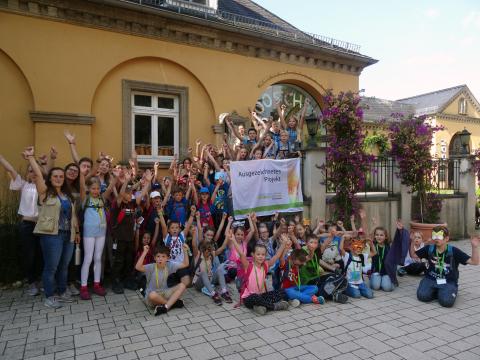 Ferienkinder mit Flagge