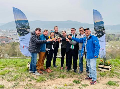 Das Orga-Team auf dem zukünftigen Gelände der Landesgartenschau der Stadtverwaltung Neustadt, von links: Christian Blarr, Frank Stradinger, Silke Hauenstein, Bernhard Adams (Baudezernent), Martina Annawald (Stellv. Fachbereichsleiterin Stadtentwicklung), Marc Weigel (Oberbürgermeister), Michael Fuhrer (Abteilungsleiter Grünflächen) und Friedrich Fischer.