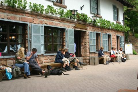 Sommerzeit im Pfälzerwald, Hüttenrast