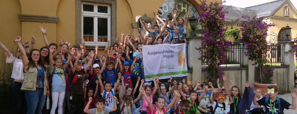 Ferienkinder mit Flagge