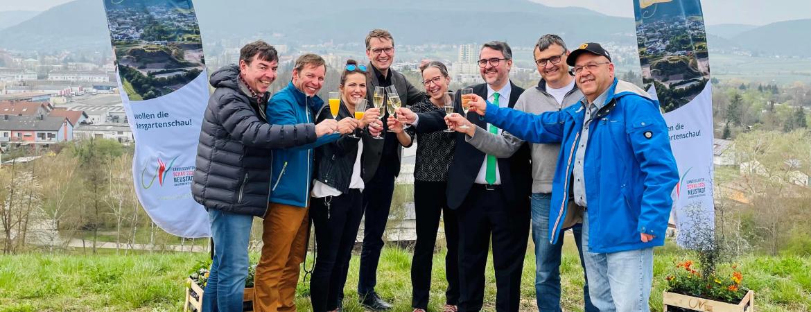 Das Orga-Team auf dem zukünftigen Gelände der Landesgartenschau der Stadtverwaltung Neustadt, von links: Christian Blarr, Frank Stradinger, Silke Hauenstein, Bernhard Adams (Baudezernent), Martina Annawald (Stellv. Fachbereichsleiterin Stadtentwicklung), Marc Weigel (Oberbürgermeister), Michael Fuhrer (Abteilungsleiter Grünflächen) und Friedrich Fischer.