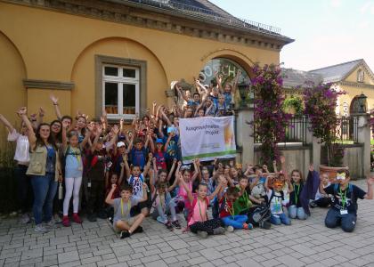 Ferienkinder mit Flagge