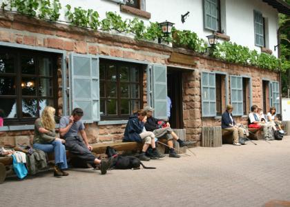 Sommerzeit im Pfälzerwald, Hüttenrast